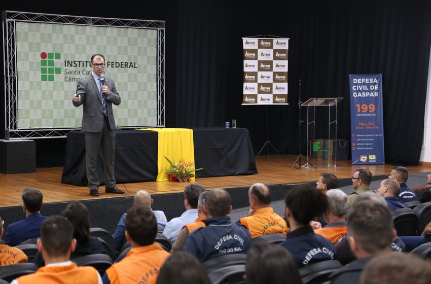 Secretário da Defesa Civil destaca emergência climática em Fórum no Vale Europeu